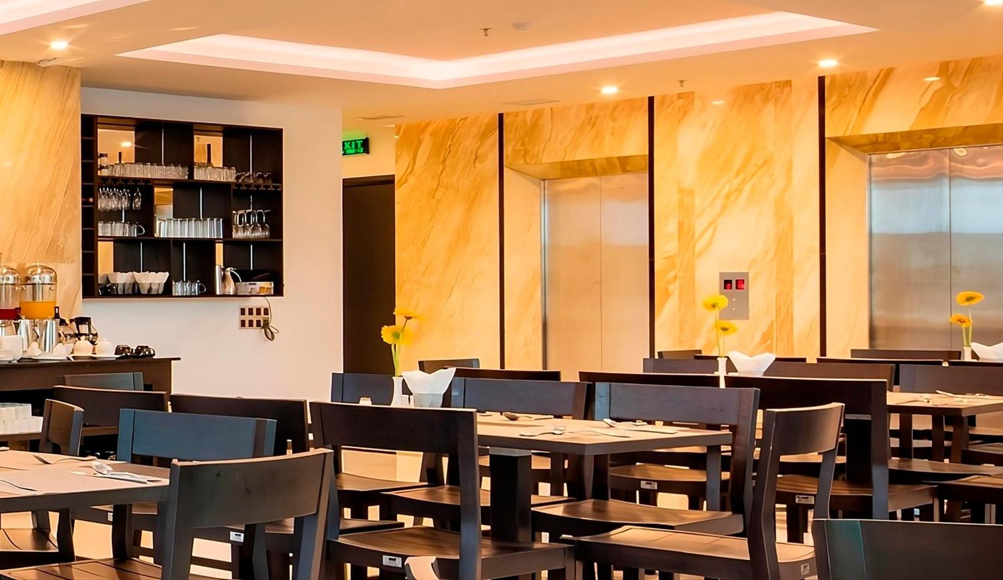 Meriton Отель 4*