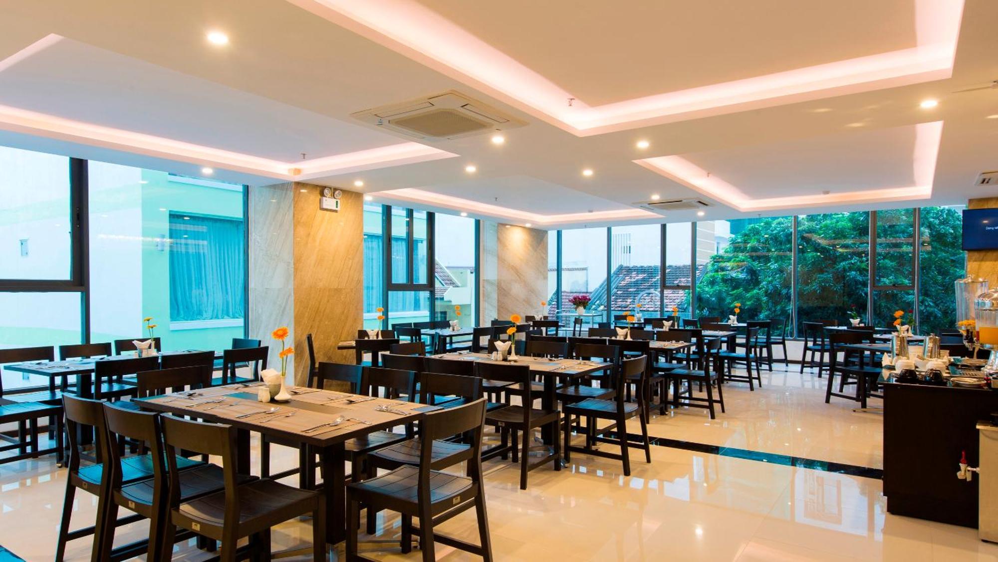 Отель Meriton 4*