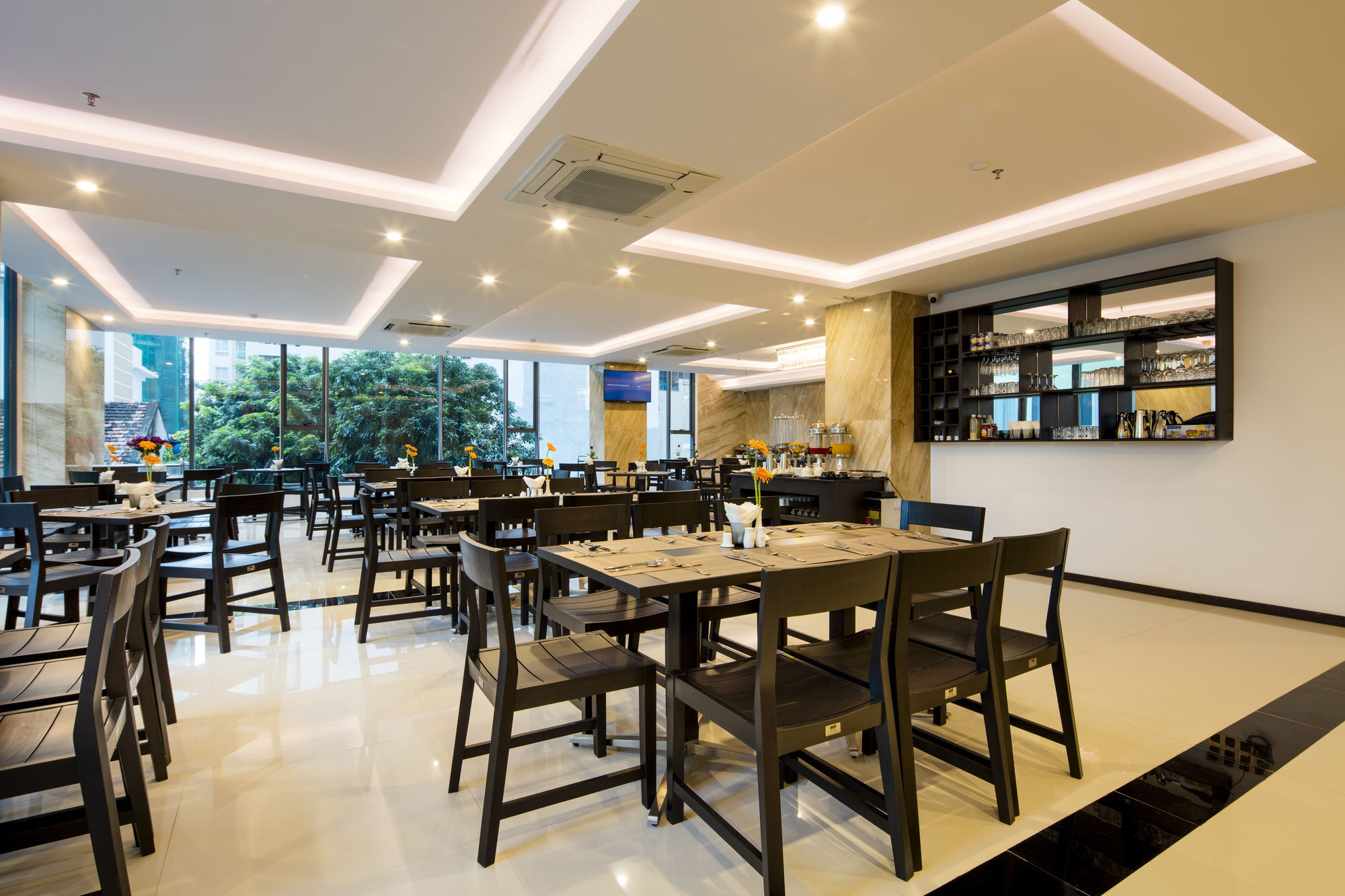Отель Meriton 4*